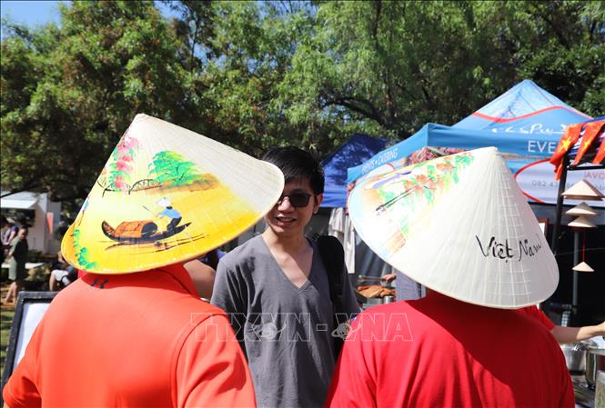 Rất nhiều khách bày tỏ sự quan tâm và yêu thích đối với nón lá Việt Nam. Ảnh: Hồng Minh - P/v TTXVN tại Pretoria, Nam Phi