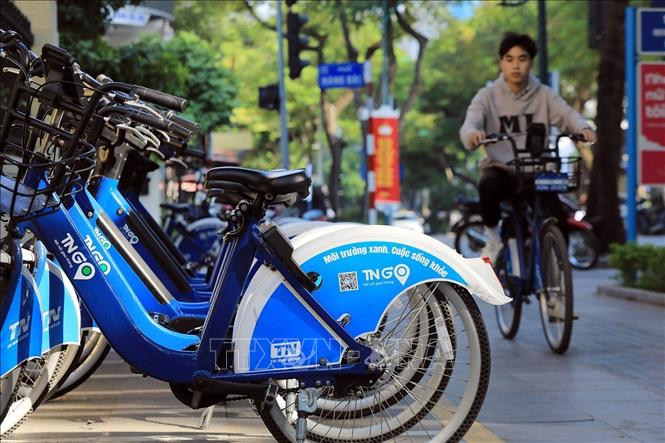 Cùng với xe máy điện, ô tô điện, xe chạy bằng khí nén CNG, xe sử dụng năng lượng mặt trời,… việc sử dụng xe đạp điện chính là tham gia giao thông xanh, bảo đảm môi trường, góp phần hình thành một hệ sinh thái giao thông xanh ở Hà Nội. Ảnh: Tuấn Anh - TTXVN