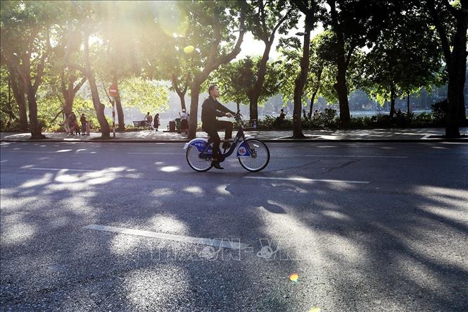 Người dân cũng cần thay đổi thói quen và ưu tiên sử dụng các phương tiện giao thông xanh. Ảnh: Tuấn Anh - TTXVN