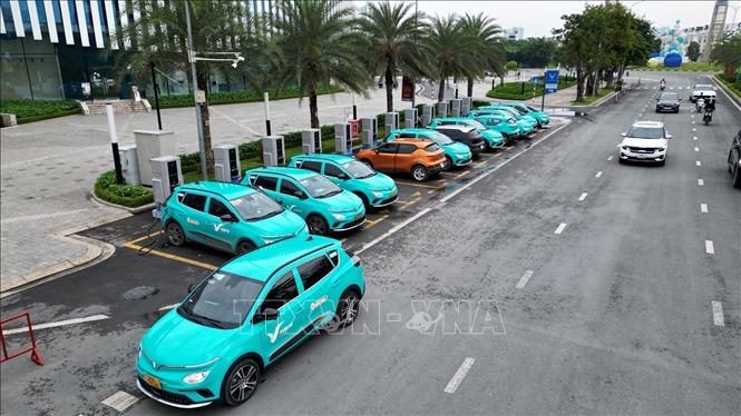 Một trạm sạc điện ngay bên đường thuận lợi cho các phương tiện ô tô điện xạc pin khi cần thiết ở Hà Nội. Ảnh: Tuấn Anh - TTXVN