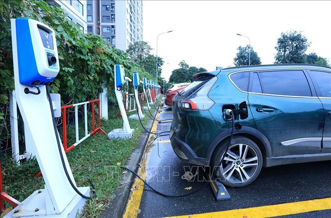 Trạm sạc xe điện tại một khu chung cư trên địa bàn quận Nam Từ Liêm, Hà Nội. Ảnh: Tuấn Anh - TTXVN