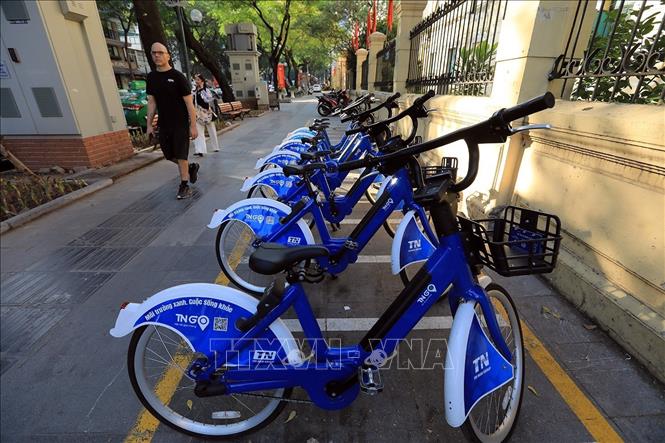Dịch vụ xe đạp công cộng TNGo (TN-Go) được đưa vào thí điểm ở Hà Nội từ 24/8/2023 đem đến một hình thức giao thông đô thị mới văn minh, tiện lợi, tốt cho sức khỏe và thân thiện với môi trường. Ảnh: Tuấn Anh - TTXVN