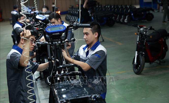 Sản xuất xe điện tại Công ty Cổ phần Phương tiện điện Thông minh Selex (Selex Motors). Ảnh: Tuấn Anh - TTXVN