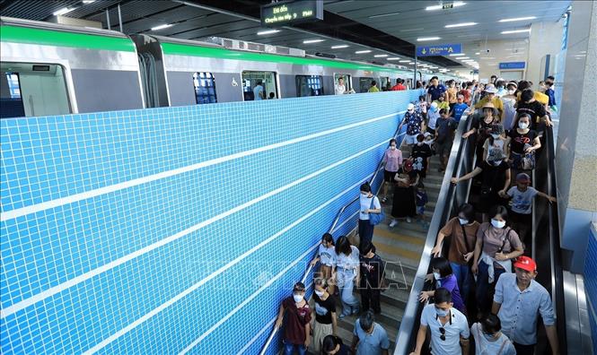 Đông đảo người dân ở Hà Nội đã sử dụng phương tiện công cộng tàu điện Cát Linh - Hà Đông để đi làm. Ảnh: Tuấn Anh - TTXVN
