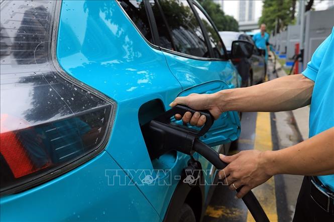 Để thúc đẩy sử dụng các loại phương tiện giao thông xanh, những tiêu chuẩn về hệ thống trạm sạc và thiết bị sạc là cơ sở hạ tầng thiết yếu để mở rộng và phát triển ngành công nghiệp xe điện ở Việt Nam hiện nay. Ảnh: Tuấn Anh - TTXVN