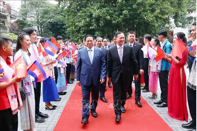 Prime Minister Pham Minh Chinh and his Cambodian counterpart Samdech Moha Bovor Thipadei Hun Manet visit the Foreign Trade University in Hanoi on December 12. VNA Photo: Phạm Kiên