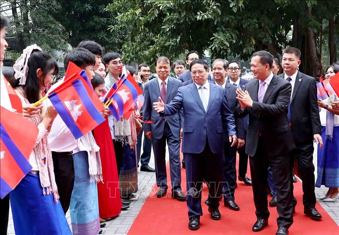 Prime Minister Pham Minh Chinh and his Cambodian counterpart Samdech Moha Bovor Thipadei Hun Manet visit the Foreign Trade University in Hanoi on December 12. VNA Photo: Phạm Kiên