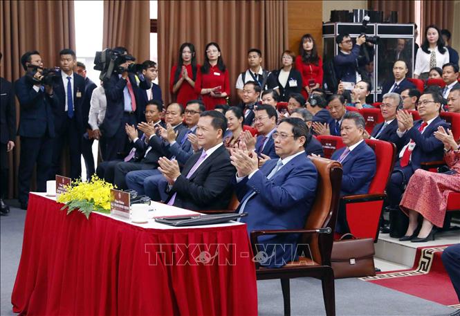 Prime Minister Pham Minh Chinh and his Cambodian counterpart Samdech Moha Bovor Thipadei Hun Manet visit the Foreign Trade University in Hanoi on December 12. VNA Photo: Phạm Kiên