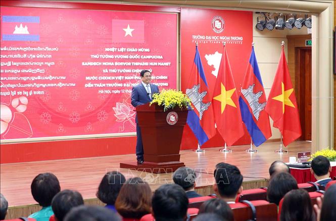 Prime Minister Pham Minh Chinh speaks at the Foreign Trade University in Hanoi on December 12. VNA Photo: Phạm Kiên
