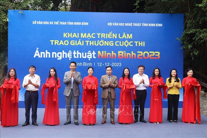 Cắt băng khai mạc triển lãm. Ảnh: Đức Phương - TTXVN