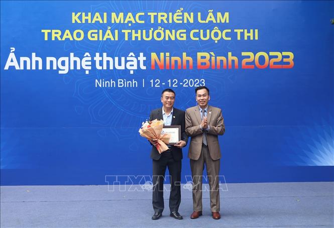 Ban tổ chức trao thưởng cho tác giả đạt giải Nhất cuộc thi. Ảnh: Đức Phương - TTXVN
