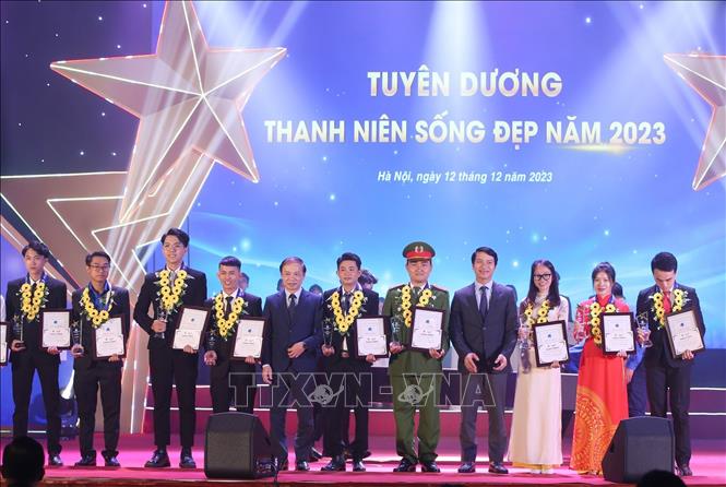 Phó Trưởng ban Thường trực Ban Dân vận Trung ương Phạm Tất Thắng và Bí thư Thường trực Trung ương Đoàn, Chủ tịch Hội LHTN Việt Nam Nguyễn Ngọc Lương trao Giải thưởng “Thanh niên sống đẹp” năm 2023. Ảnh: Minh Đức – TTXVN