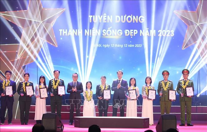Bí thư Trung ương Đoàn Ngô Văn Cương trao Giải thưởng “Thanh niên sống đẹp” năm 2023. Ảnh: Minh Đức – TTXVN