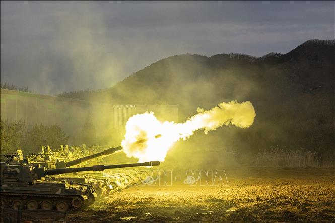 Binh sĩ Hàn Quốc điều khiển pháo tự hành K-9A1 tham gia tập trận bắn đạn thật tại Pocheon, ngày 29/11/2023. Ảnh: YONHAP/TTXVN
