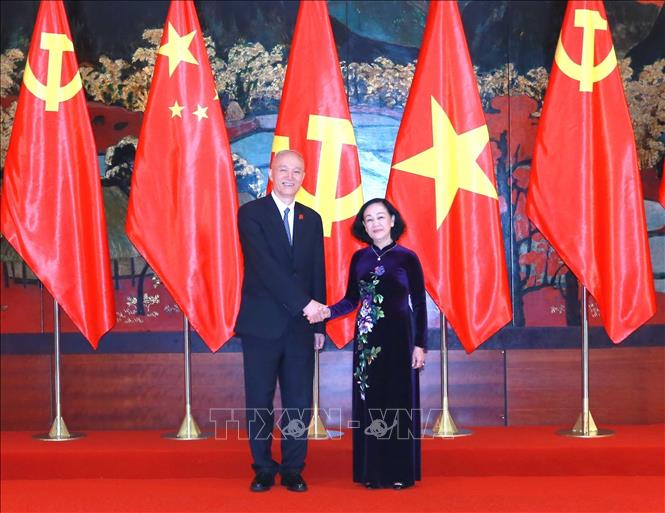 Truong Thi Mai, Politburo member, permanent member of the Communist Party of Vietnam Central Committee’s Secretariat, and head of the committee’s Organisation Commission holds talks in Hanoi on December 12 with Cai Qi, member of the Standing Committee of the Political Bureau of the Communist Party of China Central Committee, member the Committee’s Secretariat and Chief of the Committee’s Office. VNA Photo: Phương Hoa