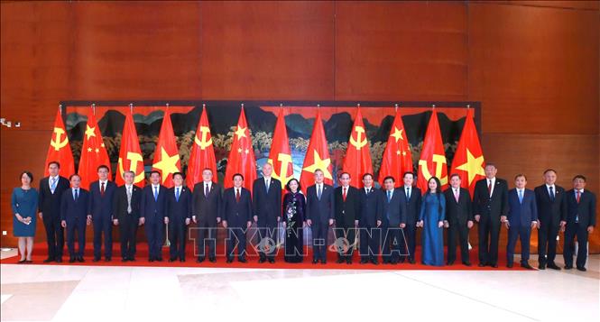 Truong Thi Mai, Politburo member, permanent member of the Communist Party of Vietnam Central Committee’s Secretariat, and head of the committee’s Organisation Commission holds talks in Hanoi on December 12 with Cai Qi, member of the Standing Committee of the Political Bureau of the Communist Party of China Central Committee, member the Committee’s Secretariat and Chief of the Committee’s Office. VNA Photo: Phương Hoa