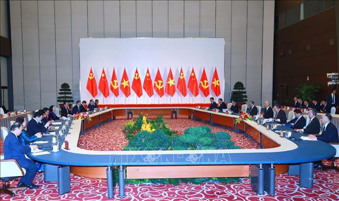 Truong Thi Mai, Politburo member, permanent member of the Communist Party of Vietnam Central Committee’s Secretariat, and head of the committee’s Organisation Commission holds talks in Hanoi on December 12 with Cai Qi, member of the Standing Committee of the Political Bureau of the Communist Party of China Central Committee, member the Committee’s Secretariat and Chief of the Committee’s Office. VNA Photo: Phương Hoa