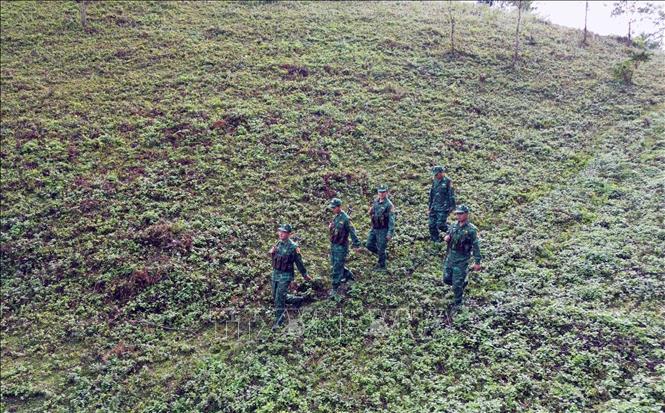 Cán bộ, chiến sỹ Đồn Biên phòng Chiềng Tương (Bộ Chỉ huy Bộ đội Biên phòng tỉnh Sơn La) tuần tra, kiểm soát, bảo vệ vững chắc chủ quyền, an ninh biên giới quốc gia. Ảnh: Quang Quyết-TTXVN