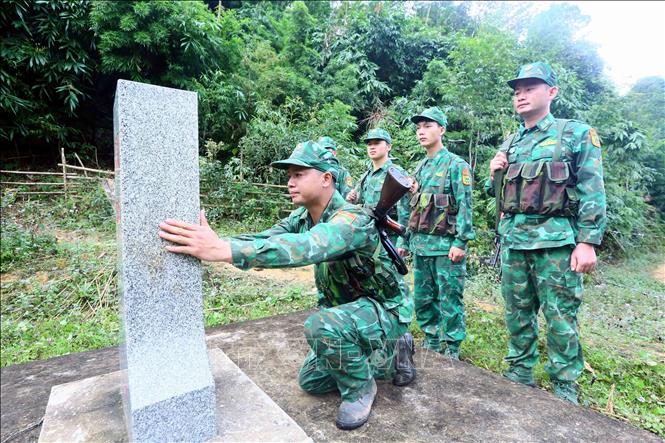 Cán bộ, chiến sỹ Đồn Biên phòng Chiềng Tương, Bộ Chỉ huy Bộ đội Biên phòng tỉnh Sơn La kiểm tra mốc giới quốc gia. Ảnh: Quang Quyết-TTXVN