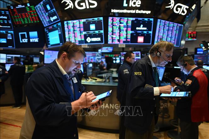 Hoạt động tại Sàn giao dịch chứng khoán New York, Mỹ. Ảnh: AFP/TTXVN