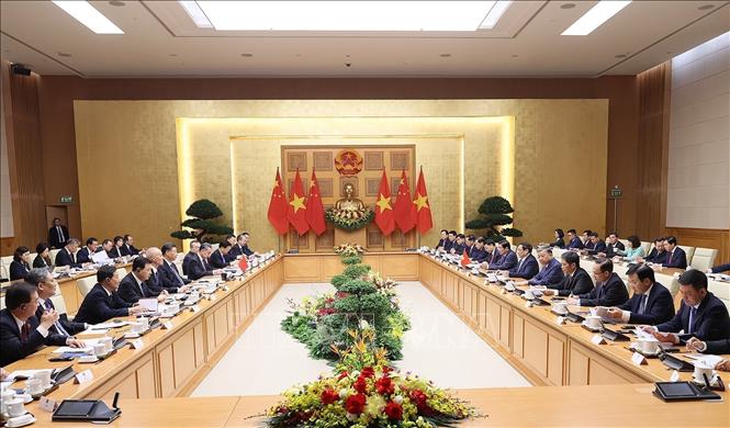 Prime Minister Pham Minh Chinh meets with Chinese Party General Secretary and President Xi Jinping in Hanoi on December 13. VNA Photo: Dương Giang