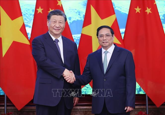 Prime Minister Pham Minh Chinh meets with Chinese Party General Secretary and President Xi Jinping in Hanoi on December 13. VNA Photo: Dương Giang