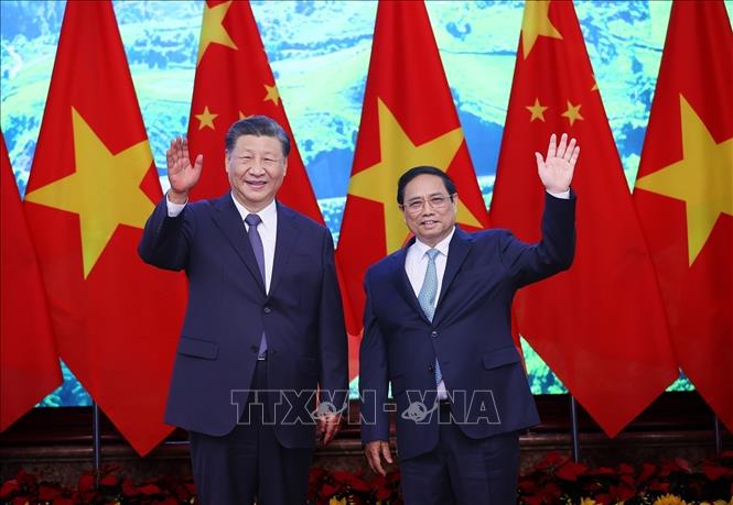 Prime Minister Pham Minh Chinh meets with Chinese Party General Secretary and President Xi Jinping in Hanoi on December 13. VNA Photo: Dương Giang