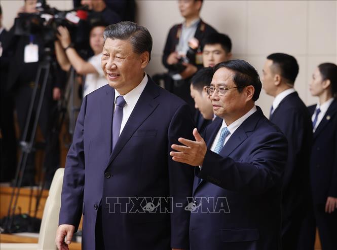 Prime Minister Pham Minh Chinh meets with Chinese Party General Secretary and President Xi Jinping in Hanoi on December 13. VNA Photo: Dương Giang