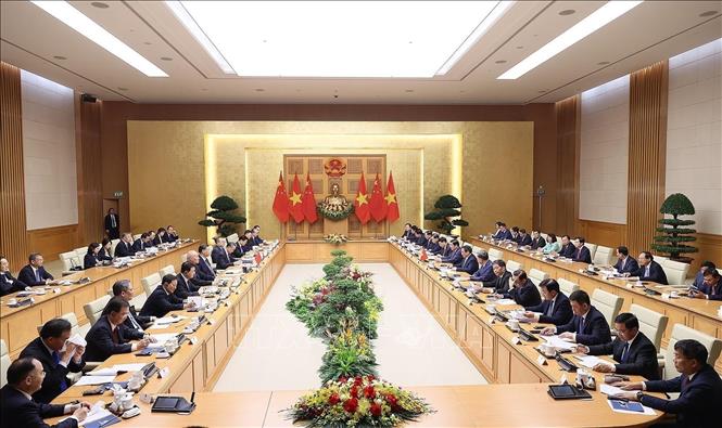 Prime Minister Pham Minh Chinh meets with Chinese Party General Secretary and President Xi Jinping in Hanoi on December 13. VNA Photo: Dương Giang
