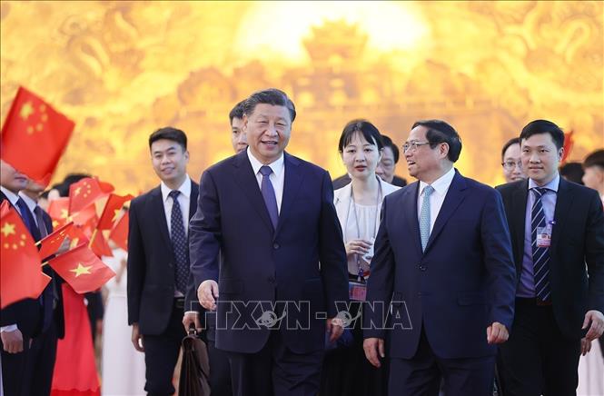Prime Minister Pham Minh Chinh meets with Chinese Party General Secretary and President Xi Jinping in Hanoi on December 13. VNA Photo: Dương Giang