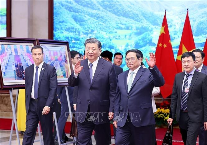 Prime Minister Pham Minh Chinh meets with Chinese Party General Secretary and President Xi Jinping in Hanoi on December 13. VNA Photo: Dương Giang