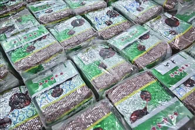 (tư liệu) Cảnh sát trưng bày những gói ma túy đá (methamphetamine) thu giữ trong chiến dịch chống ma túy tại cuộc họp báo ở  Bangkok, Thái Lan, ngày 24/1/2023. Ảnh: AFP/TTXVN