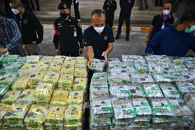 (tư liệu) Cảnh sát trưng bày những gói ma túy đá (methamphetamine) thu giữ trong chiến dịch chống ma túy tại cuộc họp báo ở  Bangkok, Thái Lan, ngày 24/1/2023. Ảnh: AFP/TTXVN