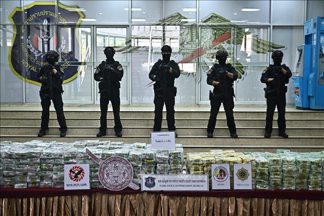 (tư liệu) Cảnh sát trưng bày những gói ma túy đá (methamphetamine) thu giữ trong chiến dịch chống ma túy tại cuộc họp báo ở  Bangkok, Thái Lan, ngày 24/1/2023. Ảnh: AFP/TTXVN