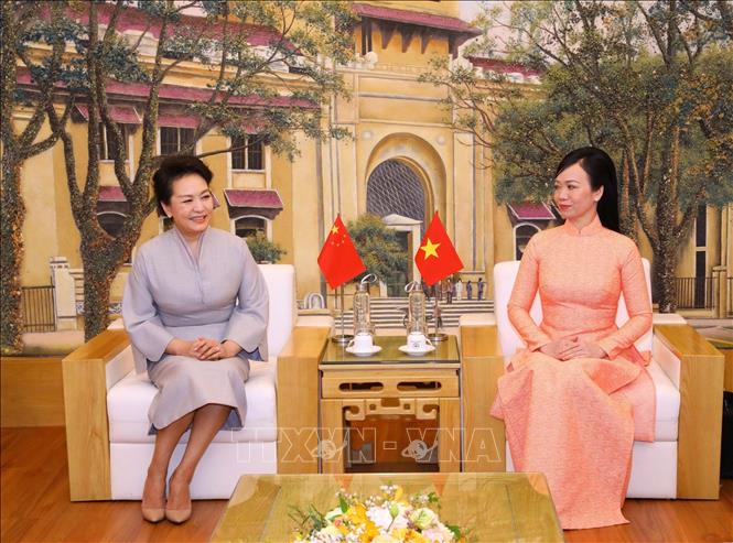 Bà Phan Thị Thanh Tâm, Phu nhân Chủ tịch nước Võ Văn Thưởng và bà Bành Lệ Viên, Phu nhân Tổng Bí thư, Chủ tịch nước Trung Quốc tại Đại học Quốc gia Hà Nội. Ảnh: Văn Điệp - TTXVN
