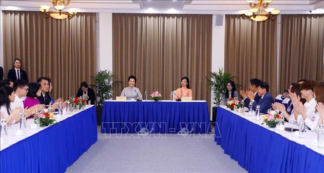 Quang cảnh cuộc giao lưu của bà Phan Thị Thanh Tâm, Phu nhân Chủ tịch nước Võ Văn Thưởng và bà Bành Lệ Viên, Phu nhân Tổng Bí thư, Chủ tịch nước Trung Quốc với sinh viên Đại học Quốc gia Hà Nội. Ảnh: Văn Điệp - TTXVN