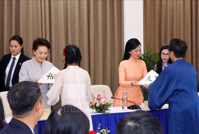 Những món quà ấm áp của sinh viên Đại học Quốc gia Hà Nội trân trọng gửi tặng hai Phu nhân. Ảnh: Văn Điệp - TTXVN