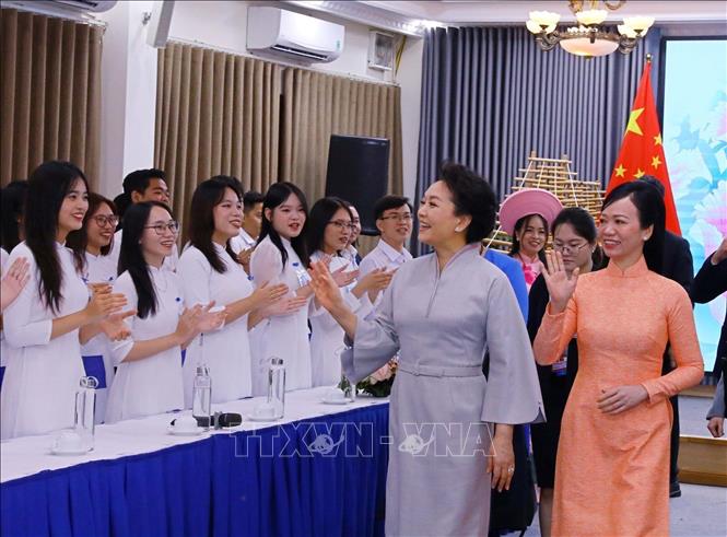 The two ladies meet Vietnam National University's students. VNA Photo: Văn Điệp