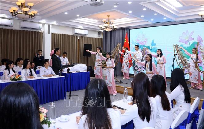 Sinh viên Đại học Quốc gia Hà Nội biểu diễn những tiết mục văn nghệ truyền thống chào mừng hai Phu nhân. Ảnh: Văn Điệp - TTXVN
