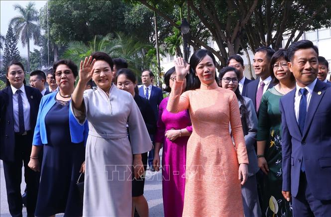 The two ladies visit Vietnam National University. VNA Photo: Văn Điệp