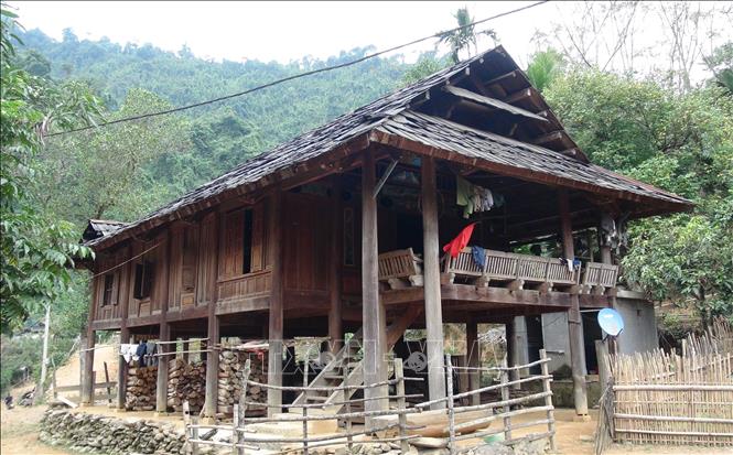 Ngôi nhà sàn cổ với kiến trúc độc đáo, đặc trưng mang tính nhận diện văn hóa của đồng bào dân tộc Thái ở bản Na Ngân, xã Nga My (Tương Dương, Nghệ An). Ảnh: Xuân Tiến - TTXVN                   