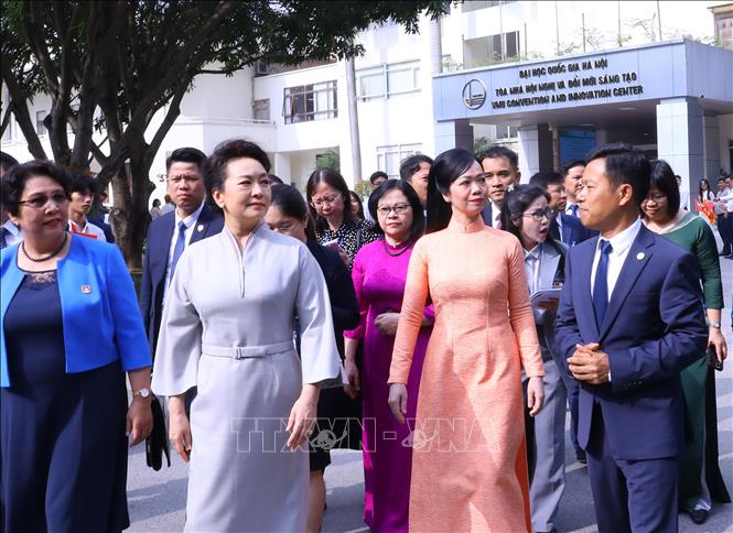 Bà Phan Thị Thanh Tâm (phải), Phu nhân Chủ tịch nước Võ Văn Thưởng và bà Bành Lệ Viên, Phu nhân Tổng Bí thư, Chủ tịch nước Trung Quốc đến thăm Đại học Quốc gia Hà Nội. Ảnh: Văn Điệp - TTXVN
