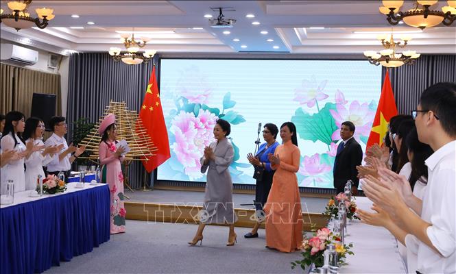 Bà Phan Thị Thanh Tâm (phải), Phu nhân Chủ tịch nước Võ Văn Thưởng và bà Bành Lệ Viên, Phu nhân Tổng Bí thư, Chủ tịch nước Trung Quốc đến thăm, giao lưu với sinh viên Đại học Quốc gia Hà Nội. Ảnh: Văn Điệp - TTXVN