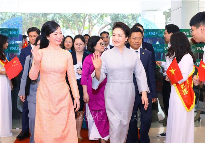 Bà Phan Thị Thanh Tâm (trái), Phu nhân Chủ tịch nước Võ Văn Thưởng và bà Bành Lệ Viên, Phu nhân Tổng Bí thư, Chủ tịch nước Trung Quốc đến thăm Đại học Quốc gia Hà Nội. Ảnh: Văn Điệp - TTXVN
