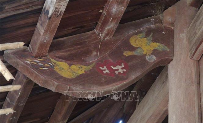 Hệ thống hoành, xà, kèo của ngôi nhà sàn cổ có kết cấu khá độc đáo và những hình vẽ mang tính tư duy, chứa đựng những triết lý nhân sinh của gia chủ. Ảnh: Xuân Tiến - TTXVN                   