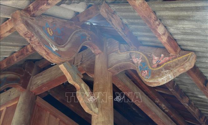 Ngôi nhà sàn truyền thống của đồng bào Thái ở bản Na Ngân, xã Nga My (Tương Dương, Nghệ An) có cấu trúc, hình dáng và họa tiết hoa văn trang trí rất độc đáo. Ảnh: Xuân Tiến - TTXVN               