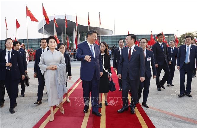 Đồng chí Vương Đình Huệ, Ủy viên Bộ Chính trị, Chủ tịch Quốc hội tiễn Tổng Bí thư, Chủ tịch nước Trung Quốc Tập Cận Bình và Phu nhân tại sân bay quốc tế Nội Bài. Ảnh: Doãn Tấn - TTXVN  