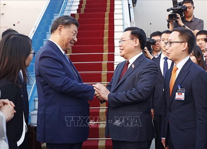 Đồng chí Vương Đình Huệ, Ủy viên Bộ Chính trị, Chủ tịch Quốc hội tiễn Tổng Bí thư, Chủ tịch nước Trung Quốc Tập Cận Bình tại sân bay quốc tế Nội Bài. Ảnh: Doãn Tấn - TTXVN