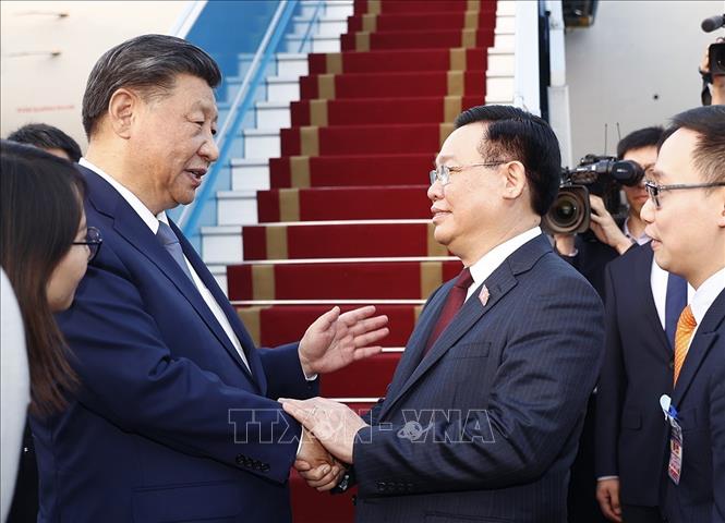 Đồng chí Vương Đình Huệ, Ủy viên Bộ Chính trị, Chủ tịch Quốc hội tiễn Tổng Bí thư, Chủ tịch nước Trung Quốc Tập Cận Bình tại sân bay quốc tế Nội Bài. Ảnh: Doãn Tấn - TTXVN