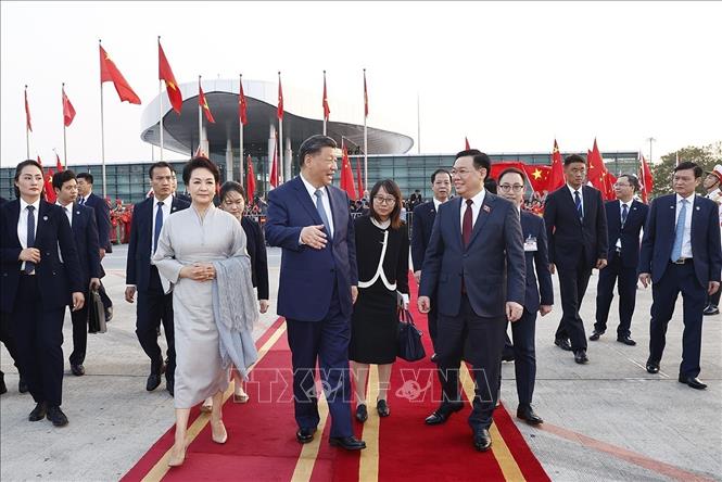 Đồng chí Vương Đình Huệ, Ủy viên Bộ Chính trị, Chủ tịch Quốc hội tiễn Tổng Bí thư, Chủ tịch nước Trung Quốc Tập Cận Bình và Phu nhân tại sân bay quốc tế Nội Bài. Ảnh: Doãn Tấn - TTXVN